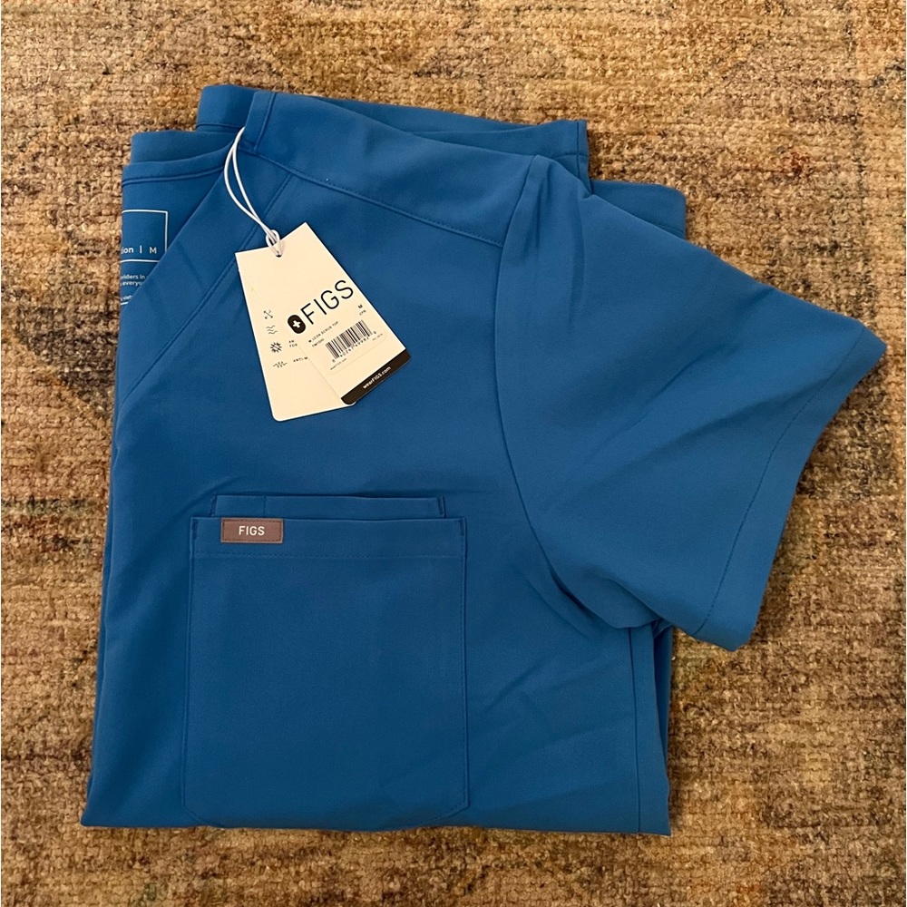 figs leon three pocket top